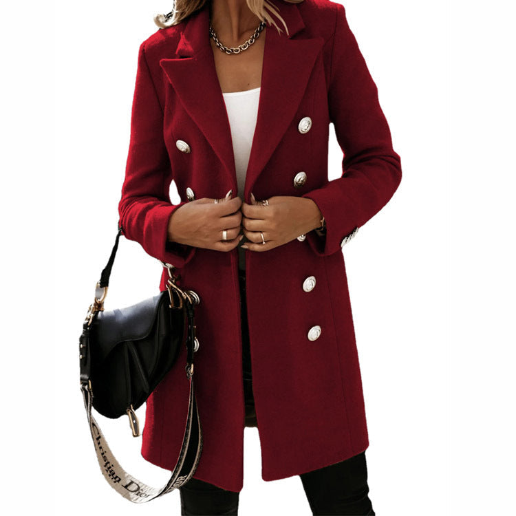 Cappotto rosso elegante con bottoni doppi, indossato da una donna con borsa nera a tracolla. Moda autunnale, stile chic e sofisticato.