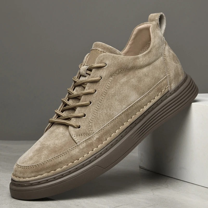 Scarpa casual da uomo in pelle scamosciata beige, suola in gomma marrone, design moderno, ideale per look urbano e comfort quotidiano.