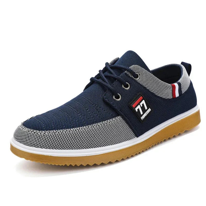 Scarpa casual uomo blu con suola in gomma marrone, dettagli bianchi e rossi, design moderno, ideale per moda urbana e comfort quotidiano.