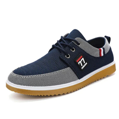 Scarpa casual uomo blu con suola in gomma marrone, dettagli bianchi e rossi, design moderno, ideale per moda urbana e comfort quotidiano.