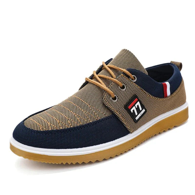 Scarpa casual da uomo in tessuto blu e beige, suola in gomma marrone, lacci beige, design moderno, logo laterale, ideale per moda urbana.