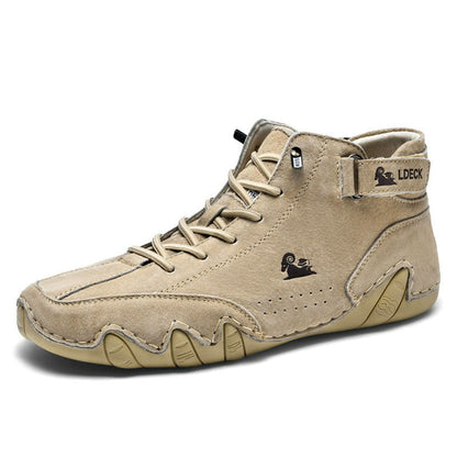 Scarpa da trekking beige in pelle scamosciata con lacci, suola antiscivolo e logo laterale. Design robusto e confortevole per escursioni all'aperto.