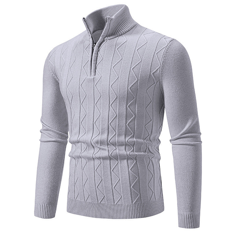 Maglione grigio chiaro da uomo con zip, collo alto e motivo a trecce, ideale per l'inverno. Elegante e caldo, perfetto per look casual e formali.