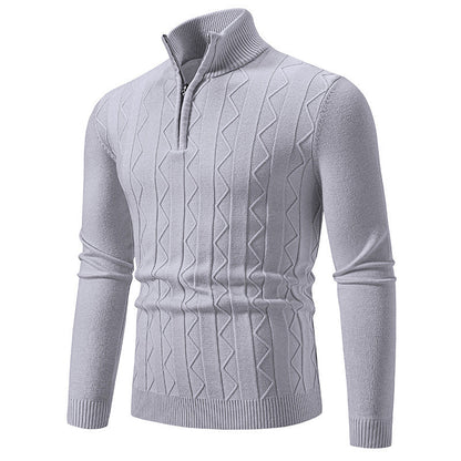 Maglione grigio chiaro da uomo con zip, collo alto e motivo a trecce, ideale per l'inverno. Elegante e caldo, perfetto per look casual e formali.
