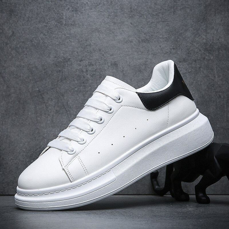 Scarpa da ginnastica bianca con suola spessa e dettagli neri, design moderno e minimalista, perfetta per moda casual e streetwear.