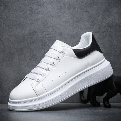 Scarpa da ginnastica bianca con suola spessa e dettagli neri, design moderno e minimalista, perfetta per moda casual e streetwear.
