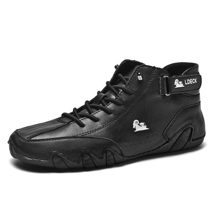 Scarpa da uomo in pelle nera, design sportivo, con logo LDECK, suola antiscivolo, chiusura a lacci, ideale per moda casual e comfort quotidiano.