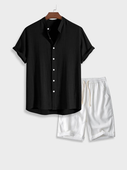 Camicia nera a maniche corte con bottoni bianchi e pantaloncini bianchi in cotone, abbigliamento estivo casual elegante, moda uomo.