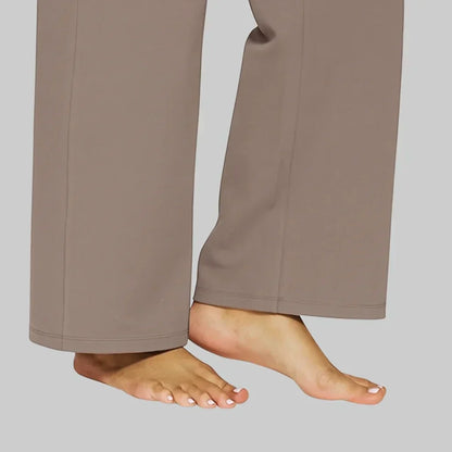 Pantaloni larghi beige da donna, tessuto morbido, taglio ampio, stile casual, moda femminile, comfort quotidiano, abbigliamento versatile.