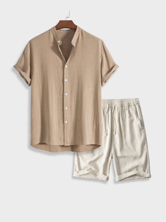 Completo estivo uomo: camicia beige a maniche corte e pantaloncini bianchi in cotone. Moda casual, abbigliamento leggero, stile estivo.