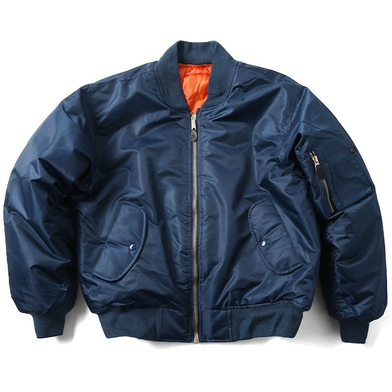 Giacca bomber blu scuro in nylon con fodera arancione, zip frontale, tasche laterali e taschino sulla manica. Stile casual e moderno.