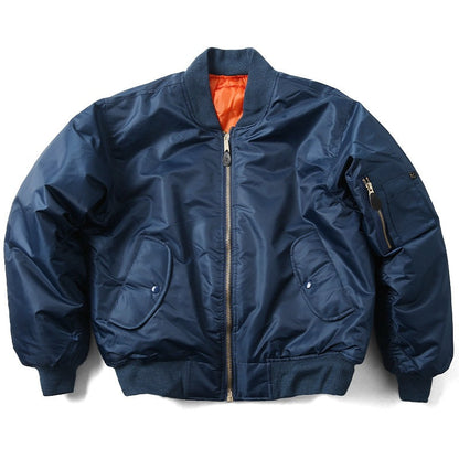 Giacca bomber blu scuro in nylon con fodera arancione, zip frontale, tasche laterali e taschino sulla manica. Stile casual e moderno.
