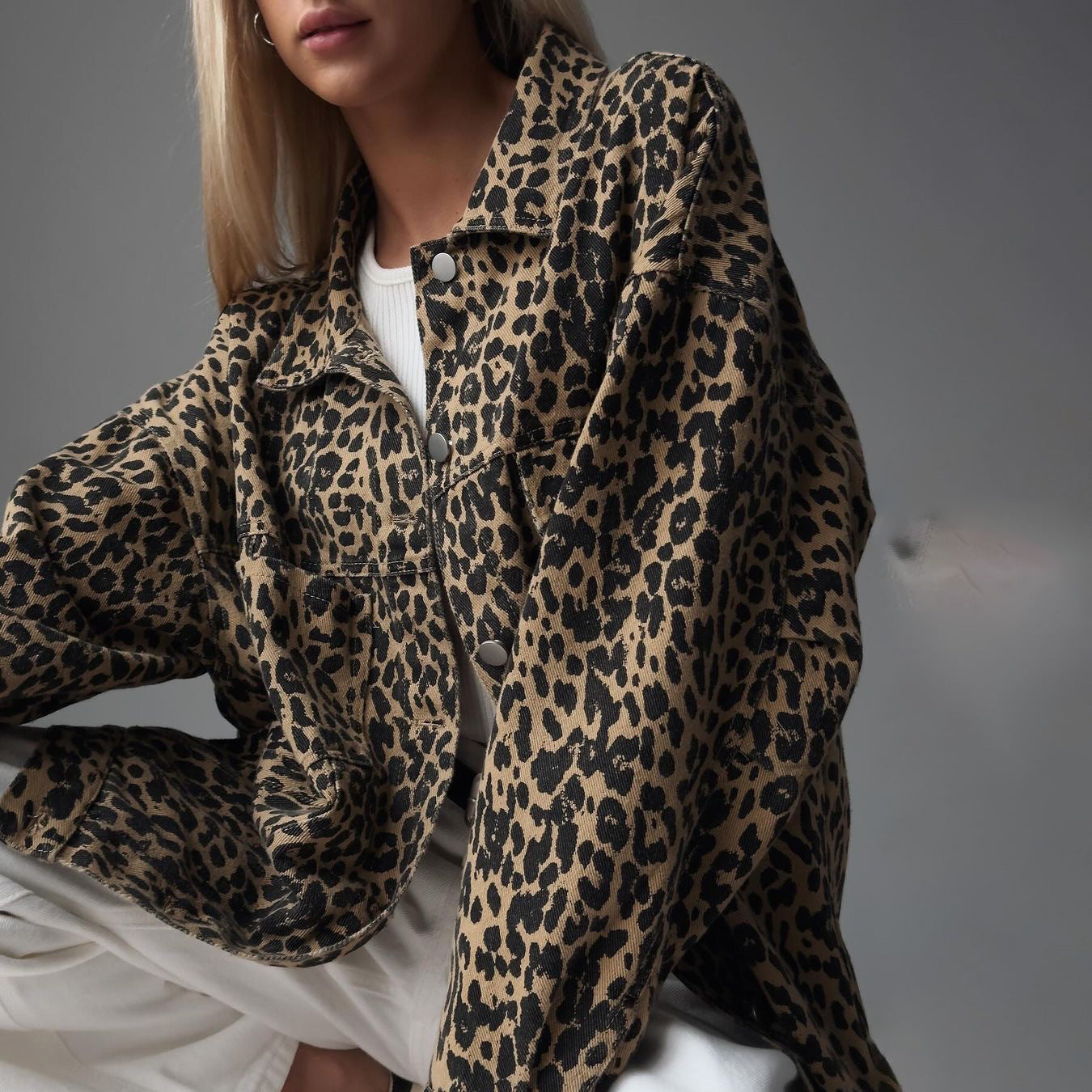 Chaqueta de mujer en denim con estampado de leopardo y mangas largas