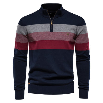 Maglione a righe orizzontali blu, grigie e rosse con zip corta e colletto alto. Design elegante, ideale per moda uomo autunno-inverno.