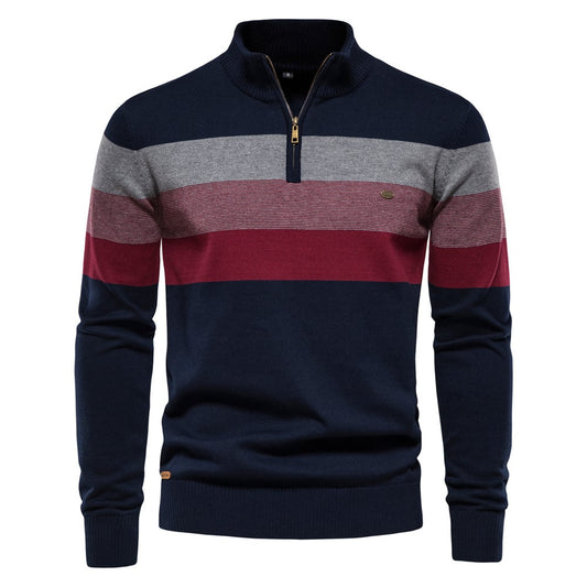 Maglione a righe orizzontali blu, grigie e rosse con zip corta e colletto alto. Design elegante, ideale per moda uomo autunno-inverno.