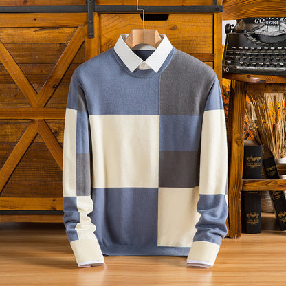 Maglione a quadri blu e bianco su appendiabiti, sfondo con macchina da scrivere vintage e scaffale in legno. Moda uomo, abbigliamento autunnale.