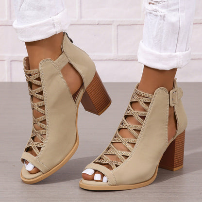Sandali beige con tacco largo e cinturino, design traforato, indossati con jeans bianchi strappati. Scarpe estive eleganti per donna.