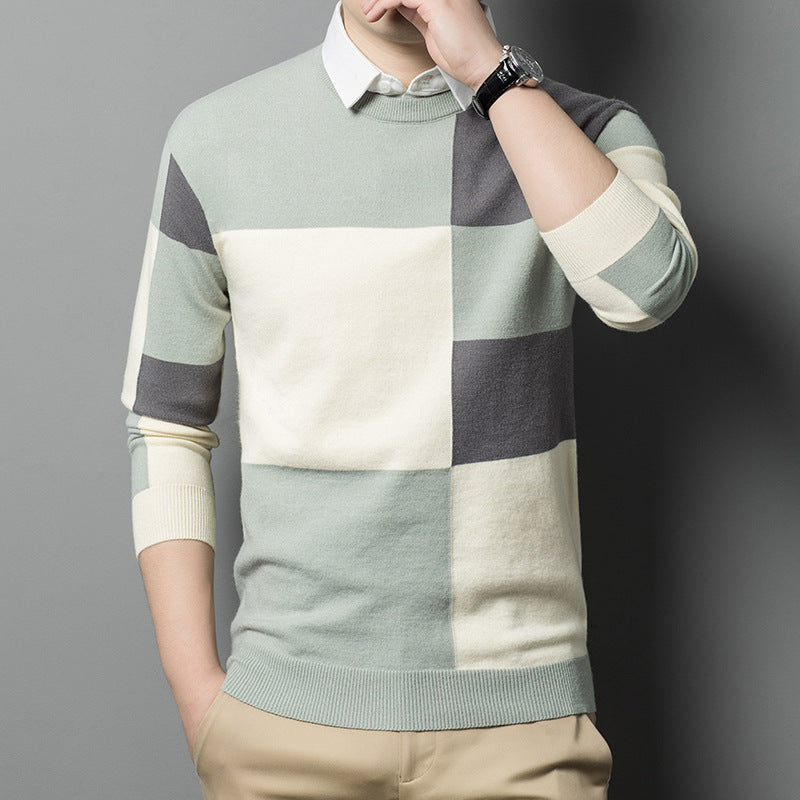 Maglione uomo a quadri, colori pastello, maniche lunghe, abbinato a camicia bianca e pantaloni beige. Stile casual elegante.