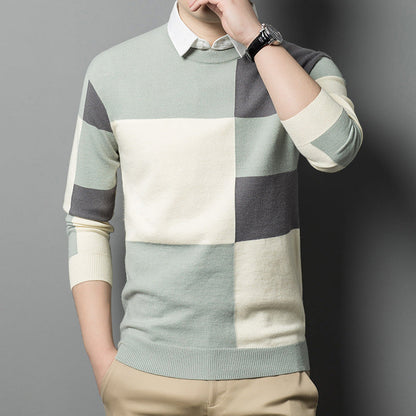 Maglione uomo a quadri, colori pastello, maniche lunghe, abbinato a camicia bianca e pantaloni beige. Stile casual elegante.