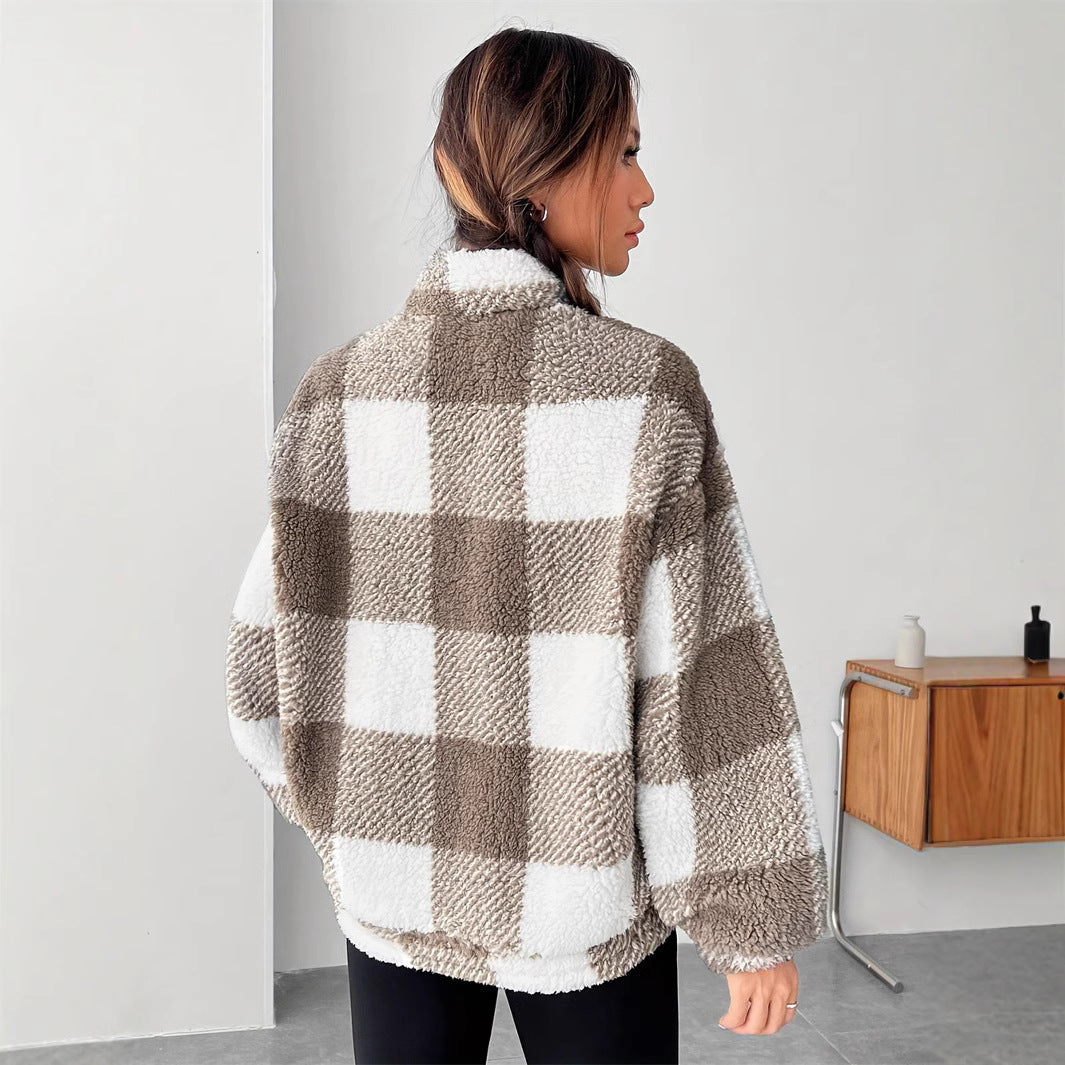 Giacca in pile a quadri marrone e bianco, donna di spalle, moda autunno inverno, stile casual, interno moderno, abbigliamento caldo e confortevole.