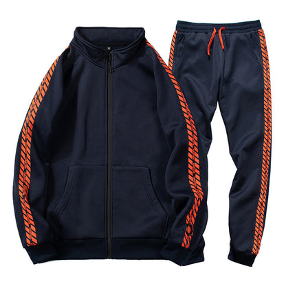 Tuta sportiva blu scuro con strisce arancioni, giacca con zip e pantaloni con coulisse. Abbigliamento casual uomo, moda sportiva.