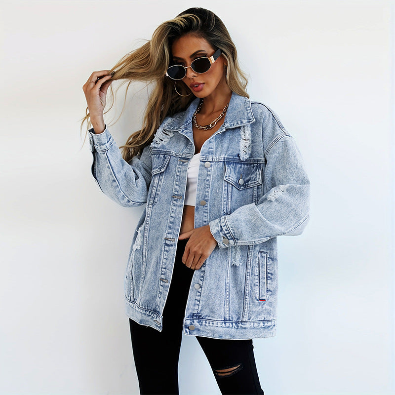 Donna con giacca di jeans oversize, occhiali da sole e top bianco. Moda casual, stile urbano, abbigliamento trendy. Sfondo bianco minimalista.