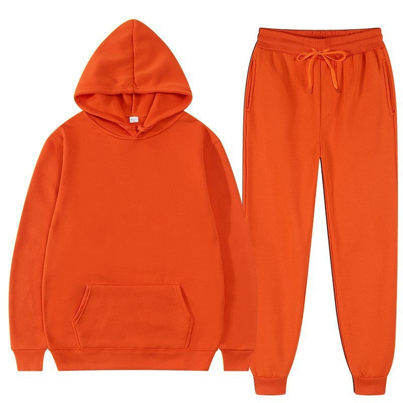 Tuta sportiva arancione unisex, felpa con cappuccio e pantaloni con coulisse. Abbigliamento casual, moda autunnale, comodo e moderno.