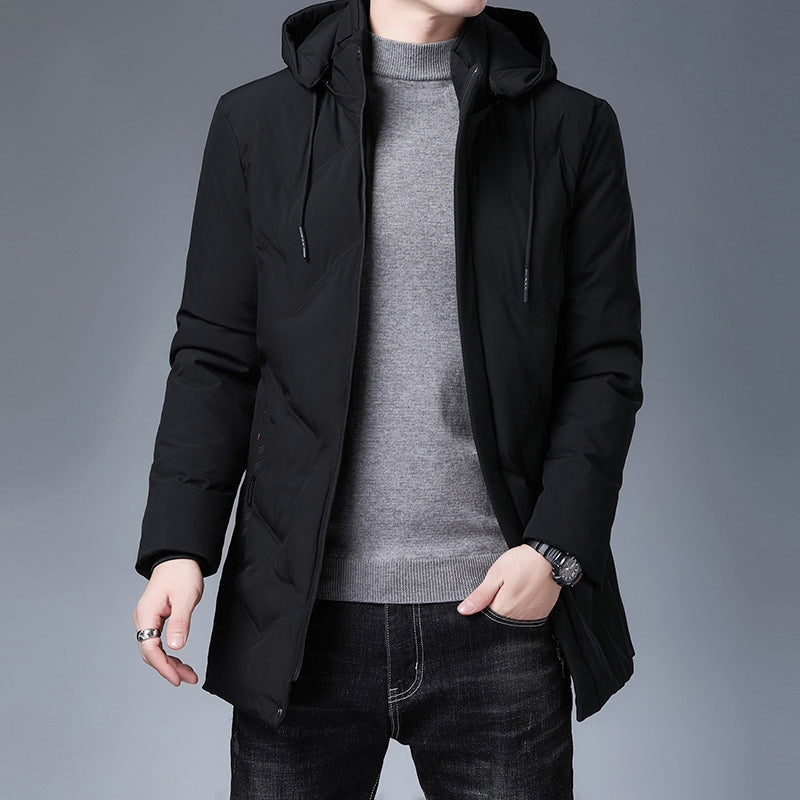 Giacca invernale nera da uomo con cappuccio, indossata su maglione grigio e jeans scuri. Moda maschile elegante e casual.