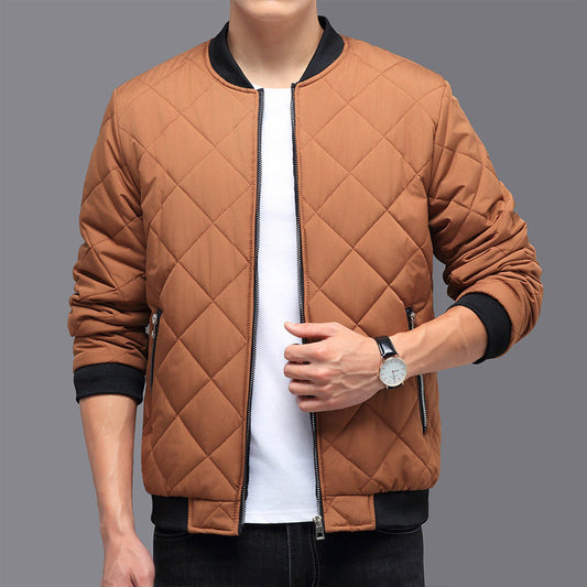 Giacca bomber trapuntata marrone uomo, chiusura zip, polsini neri, indossata su maglietta bianca. Stile casual, moda autunno inverno.