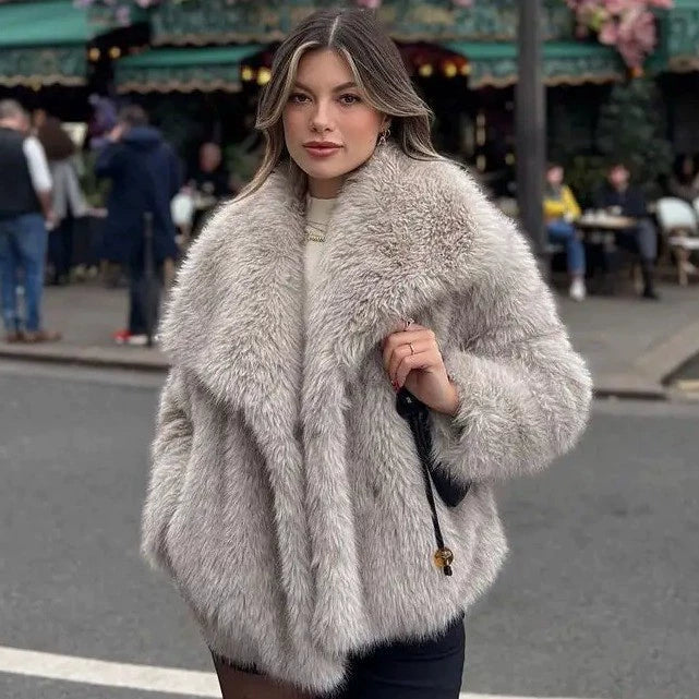 Donna con cappotto di pelliccia grigia in strada cittadina, moda invernale elegante, stile urbano, tendenze abbigliamento femminile, look sofisticato.