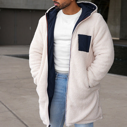 Uomo con cappotto in pile bianco, tasca blu, indossa jeans chiari e maglietta bianca. Moda invernale casual, abbigliamento caldo e confortevole.