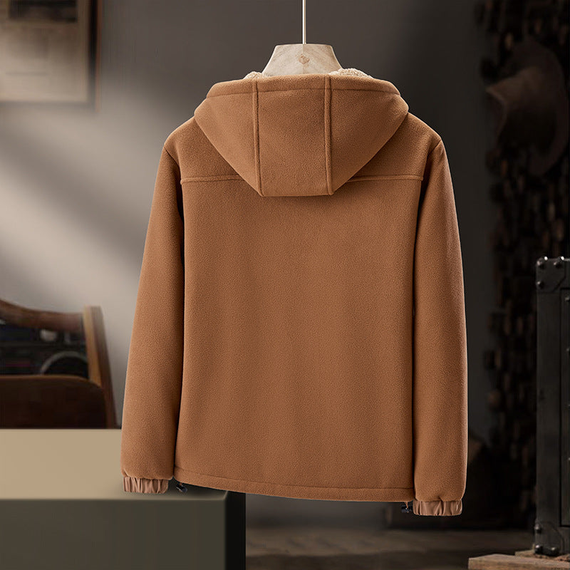 Giacca invernale marrone con cappuccio, vista posteriore. Tessuto caldo e morbido, ideale per l'inverno. Design casual e moderno.