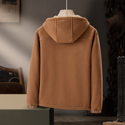 Giacca invernale marrone con cappuccio, vista posteriore. Tessuto caldo e morbido, ideale per l'inverno. Design casual e moderno.