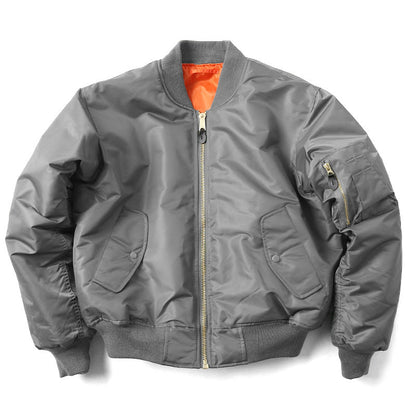 Giacca bomber grigia con cerniera dorata, fodera arancione, tasche laterali e tasca sulla manica. Stile casual, moda uomo, abbigliamento invernale.