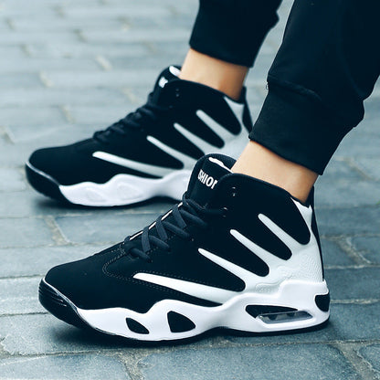 Scarpe da ginnastica nere e bianche su pavimento in pietra, design moderno con suola ammortizzata, ideali per sport e moda urbana.