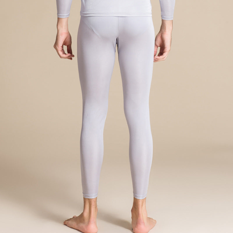 Uomo in leggings termici bianchi, vista posteriore. Abbigliamento sportivo, intimo termico, comfort, elasticità, moda fitness.