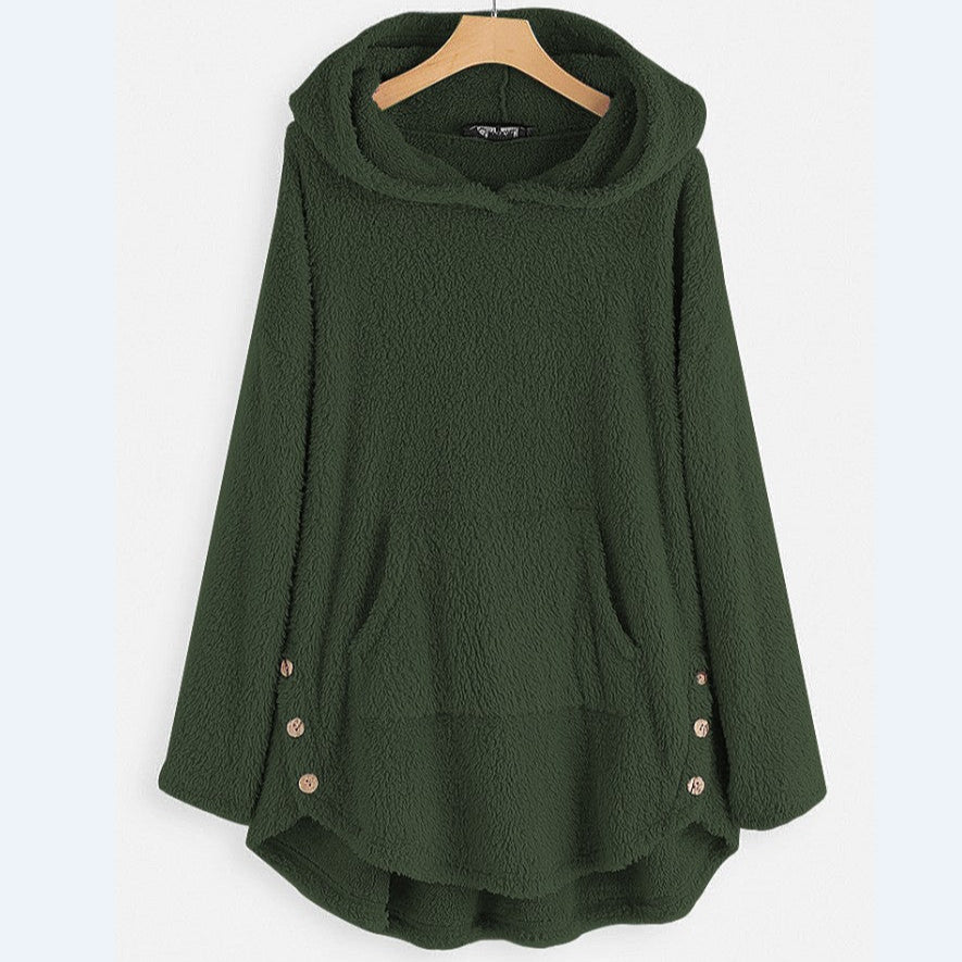 Felpa verde con cappuccio, tasca frontale e bottoni laterali, appesa su gruccia. Morbido tessuto in pile, stile casual, moda donna autunno inverno.