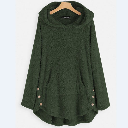 Felpa verde con cappuccio, tasca frontale e bottoni laterali, appesa su gruccia. Morbido tessuto in pile, stile casual, moda donna autunno inverno.