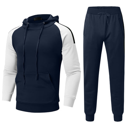 Tuta sportiva uomo blu e bianca, felpa con cappuccio e pantaloni, design bicolore, abbigliamento casual, moda sportiva, comoda e moderna.