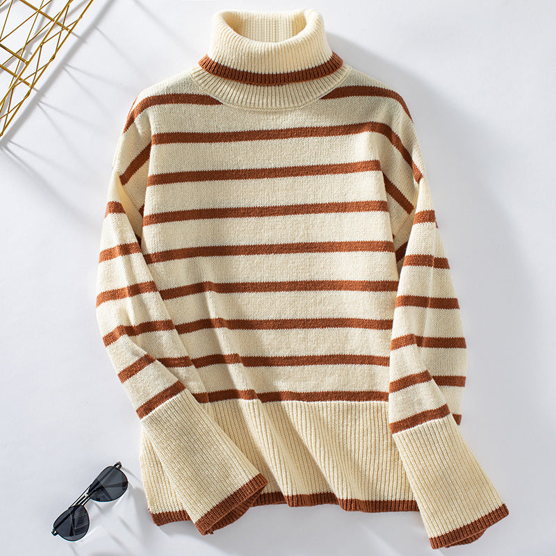 Maglione a righe beige e marroni, collo alto, su sfondo bianco. Moda autunnale, abbigliamento casual, stile caldo e accogliente.