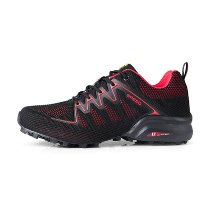 Scarpa da corsa nera e rossa, design sportivo, suola antiscivolo, ideale per trail running. Comfort e prestazioni elevate.