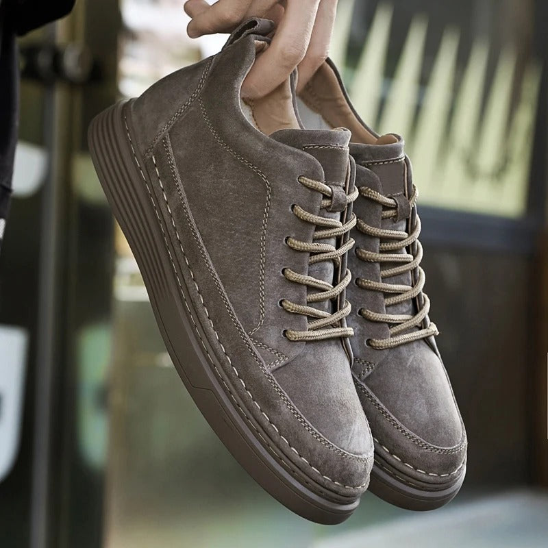 Scarpe da uomo in pelle scamosciata grigia, design casual con suola in gomma, lacci robusti. Ideali per moda urbana e comfort quotidiano.