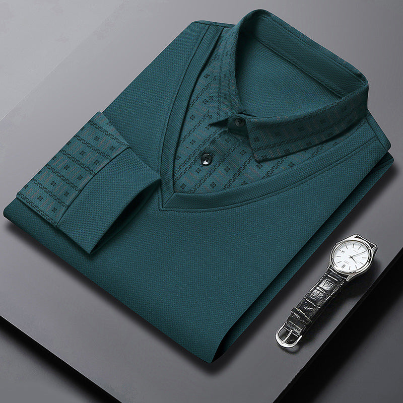 Camicia elegante verde scuro piegata su tavolo grigio, accanto a orologio da polso in pelle nera. Moda uomo, abbigliamento formale, accessori di lusso.
