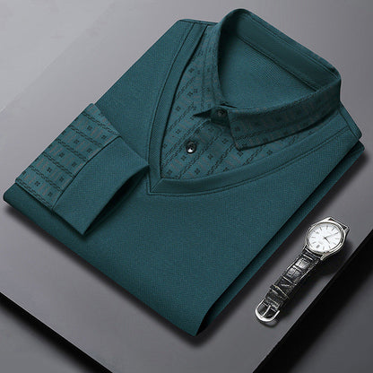 Camicia elegante verde scuro piegata su tavolo grigio, accanto a orologio da polso in pelle nera. Moda uomo, abbigliamento formale, accessori di lusso.
