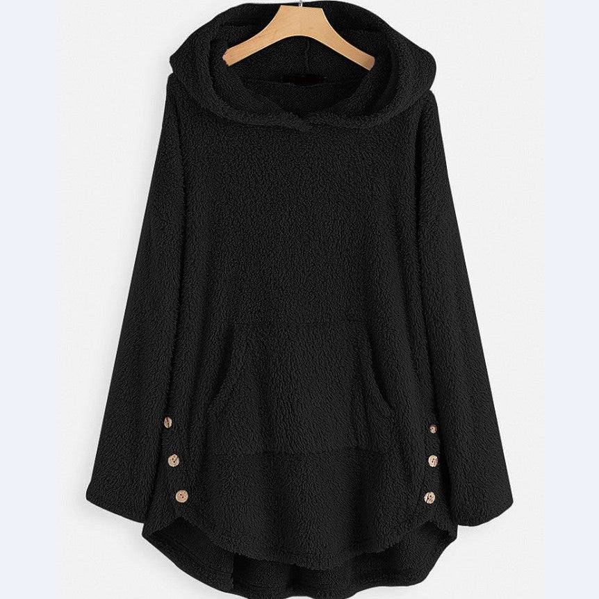 Felpa nera con cappuccio, tessuto morbido, tasca frontale, bottoni decorativi laterali, appesa su gruccia. Moda casual, abbigliamento autunnale.