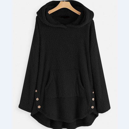 Felpa nera con cappuccio, tessuto morbido, tasca frontale, bottoni decorativi laterali, appesa su gruccia. Moda casual, abbigliamento autunnale.