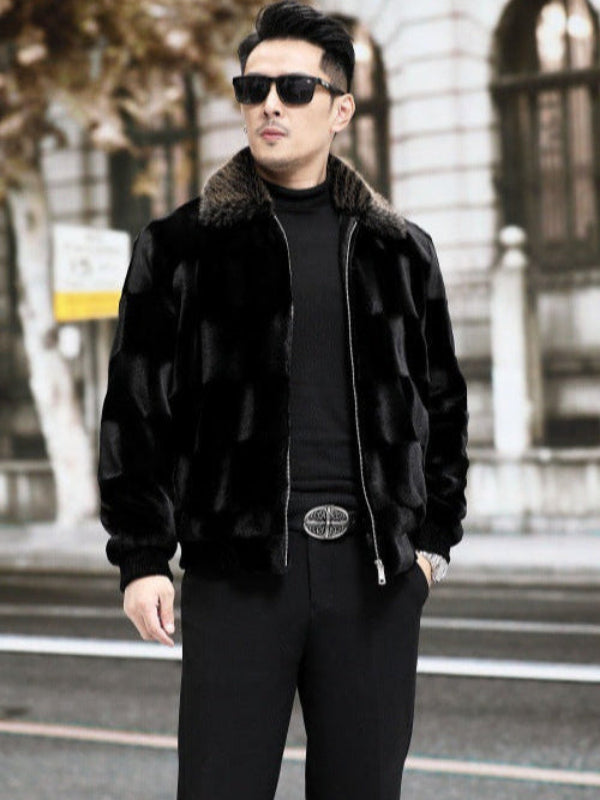 Uomo con giacca di pelliccia nera, occhiali da sole e pantaloni eleganti, in posa su strada urbana. Moda maschile, stile autunnale.