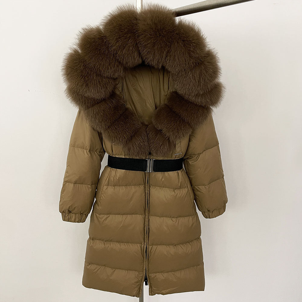Cappotto invernale marrone con cappuccio in pelliccia sintetica, imbottito e lungo, chiusura a zip, cintura nera. Elegante e caldo per l'inverno.