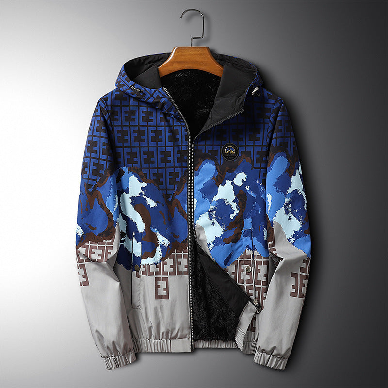 Giacca a vento con cappuccio, design geometrico blu e grigio, chiusura a zip, tessuto impermeabile, ideale per moda uomo autunno inverno.