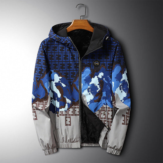 Giacca a vento con cappuccio, design geometrico blu e grigio, chiusura a zip, tessuto impermeabile, ideale per moda uomo autunno inverno.